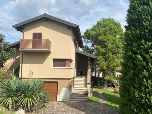 casa indipendente in vendita a Gropparello
