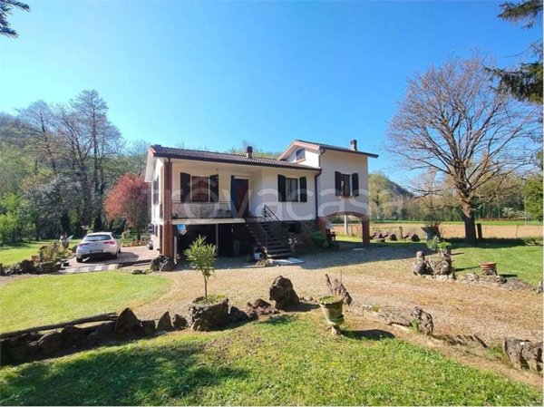 casa indipendente in vendita a Gropparello in zona Sariano