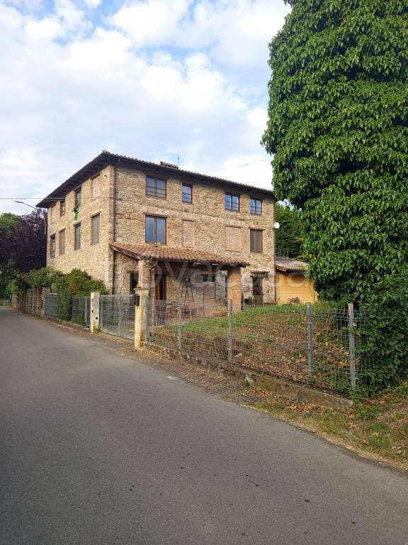 casa indipendente in vendita a Gropparello in zona Veggiola