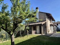 casale in vendita a Gropparello in zona Sariano