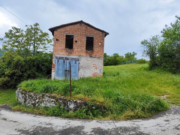 casa indipendente in vendita a Lugagnano Val d'Arda in zona Vicanino