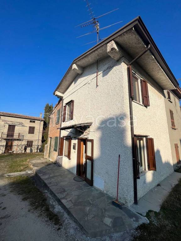 casa indipendente in vendita a Lugagnano Val d'Arda in zona Rustigazzo