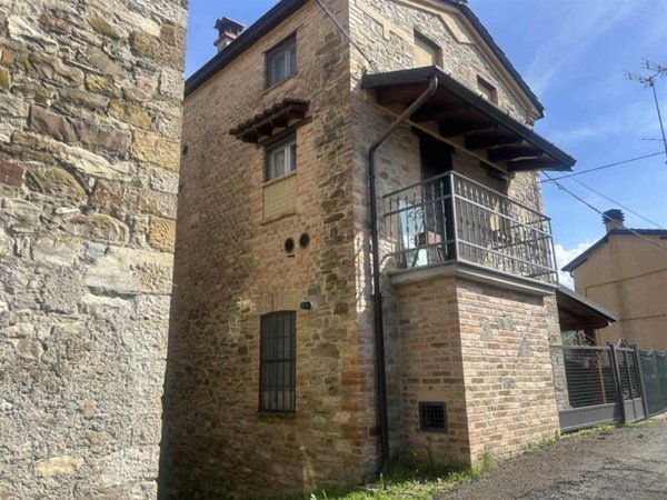 casa indipendente in vendita a Lugagnano Val d'Arda in zona Vicanino