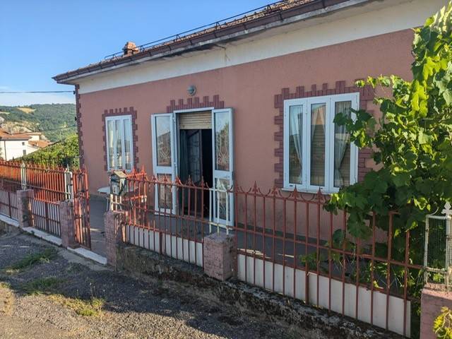 casa indipendente in vendita a Lugagnano Val d'Arda in zona Vicanino