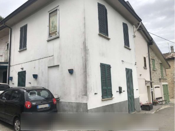 casa indipendente in vendita a Lugagnano Val d'Arda in zona Chiavenna Rocchetta