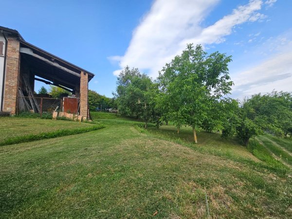 casale in vendita a Lugagnano Val d'Arda