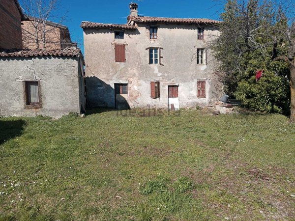 casa indipendente in vendita a Lugagnano Val d'Arda
