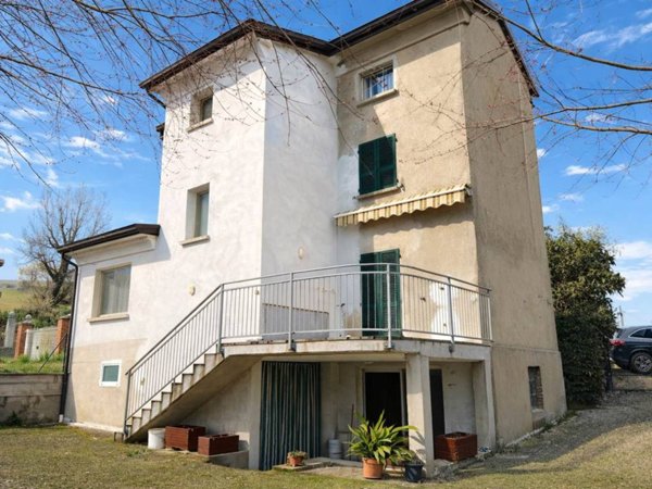 casa indipendente in vendita a Lugagnano Val d'Arda in zona Vicanino