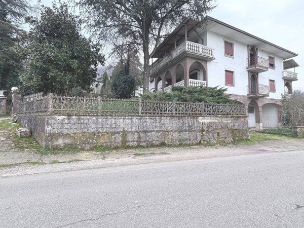 casa indipendente in vendita a Lugagnano Val d'Arda in zona Chiavenna Rocchetta