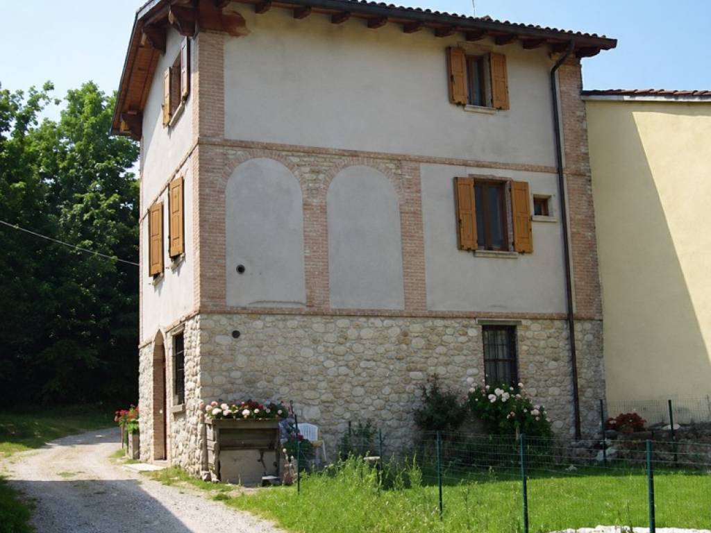 casa indipendente in vendita a Lugagnano Val d'Arda