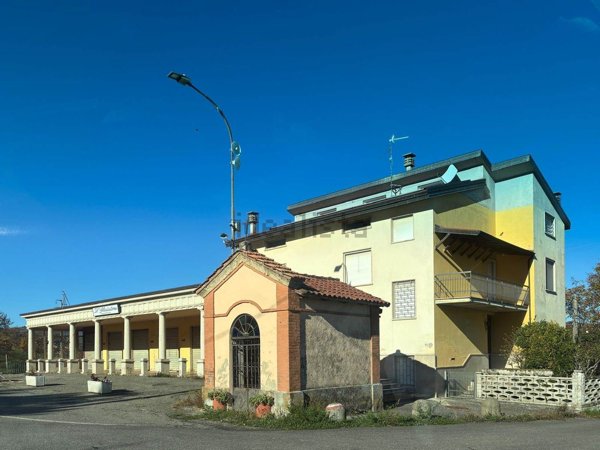 locale commerciale in vendita a Lugagnano Val d'Arda in zona Rustigazzo
