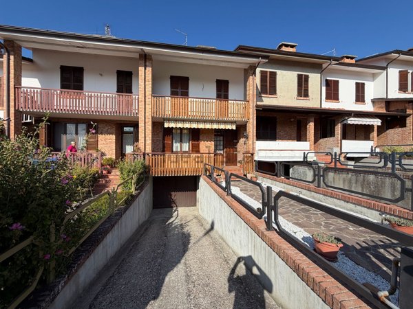 casa indipendente in vendita a Lugagnano Val d'Arda in zona Rustigazzo