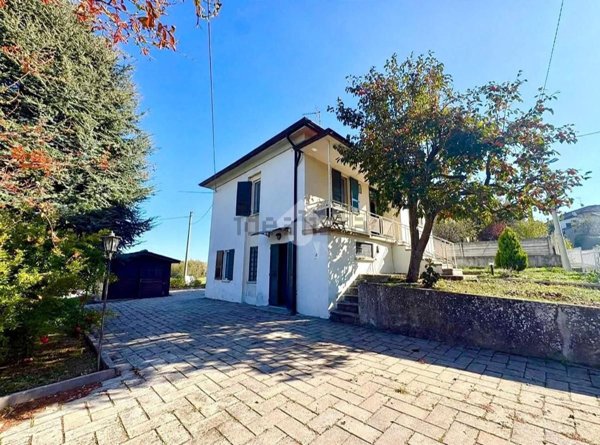 casa indipendente in vendita a Lugagnano Val d'Arda in zona Rustigazzo