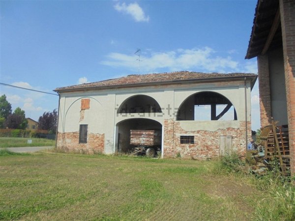 casale in vendita a Monticelli d'Ongina