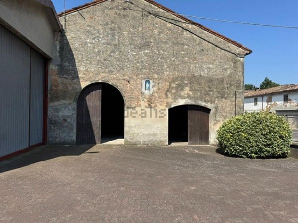 capannone in vendita a Monticelli d'Ongina