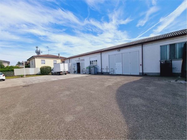 capannone in vendita a Monticelli d'Ongina