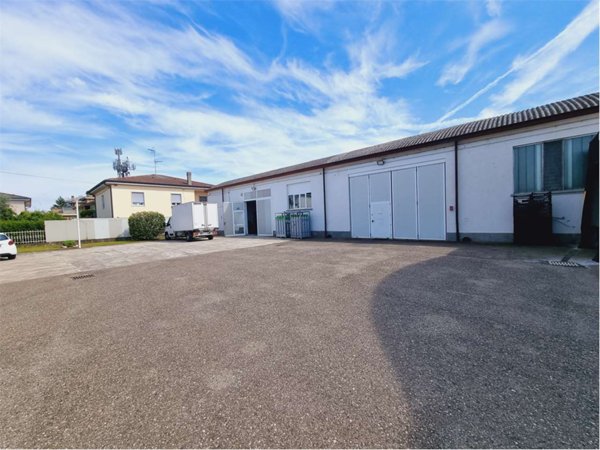 capannone in vendita a Monticelli d'Ongina