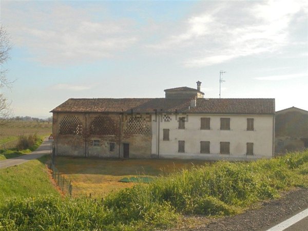 casale in vendita a Monticelli d'Ongina