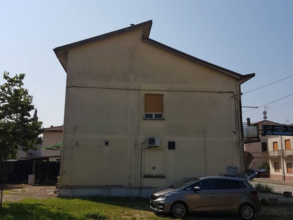 intera palazzina in vendita a Monticelli d'Ongina in zona Fogarole