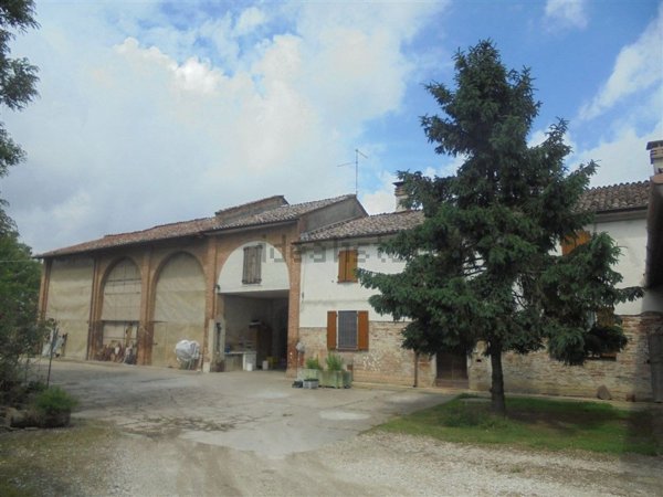 casale in vendita a Monticelli d'Ongina