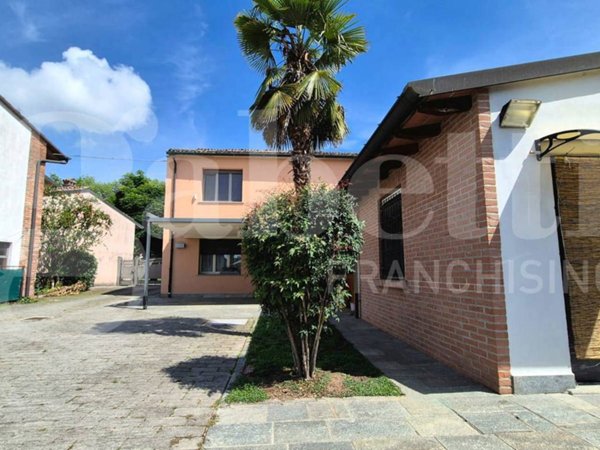 casa indipendente in vendita a Monticelli d'Ongina in zona Isola Serafini