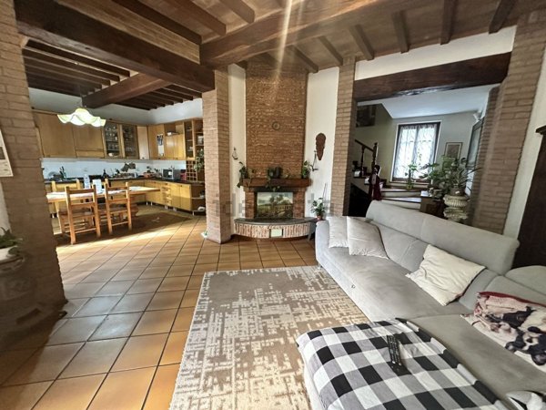 casa indipendente in vendita a Monticelli d'Ongina in zona Isola Serafini