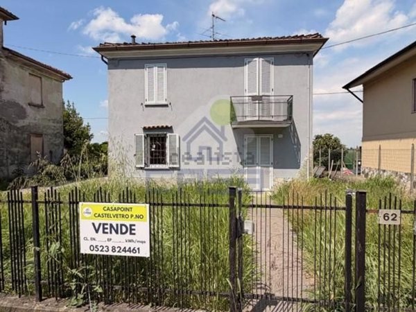 casa indipendente in vendita a Monticelli d'Ongina in zona Isola Serafini