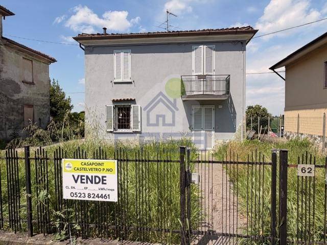 casa indipendente in vendita a Monticelli d'Ongina in zona Isola Serafini