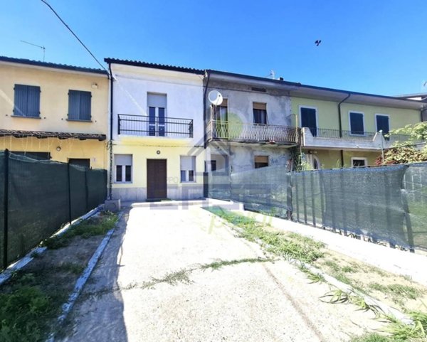 casa indipendente in vendita a Monticelli d'Ongina in zona Isola Serafini