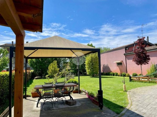 casa indipendente in vendita a Monticelli d'Ongina in zona Isola Serafini