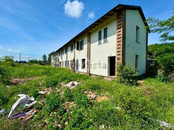 casa indipendente in vendita a Monticelli d'Ongina in zona Isola Serafini
