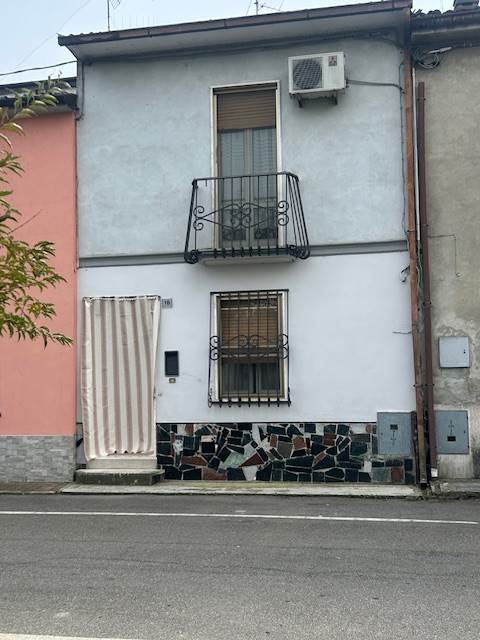 casa indipendente in vendita a Monticelli d'Ongina in zona Isola Serafini