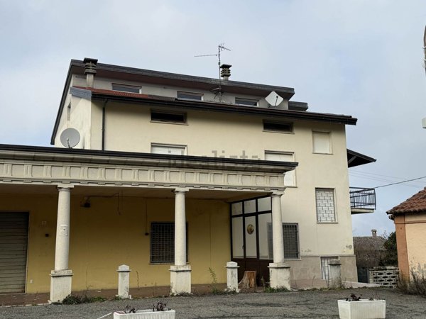 locale commerciale in vendita a Morfasso