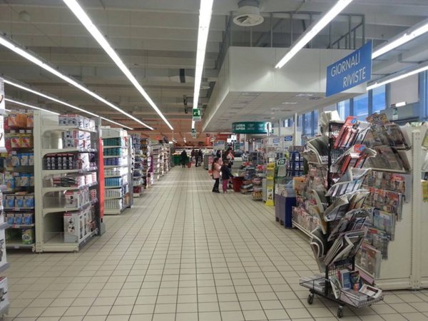 negozio in vendita a Piacenza in zona Le Mose