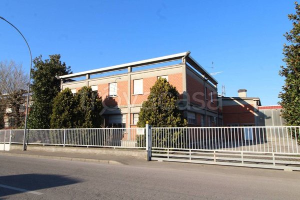 capannone in vendita a Piacenza in zona Montale