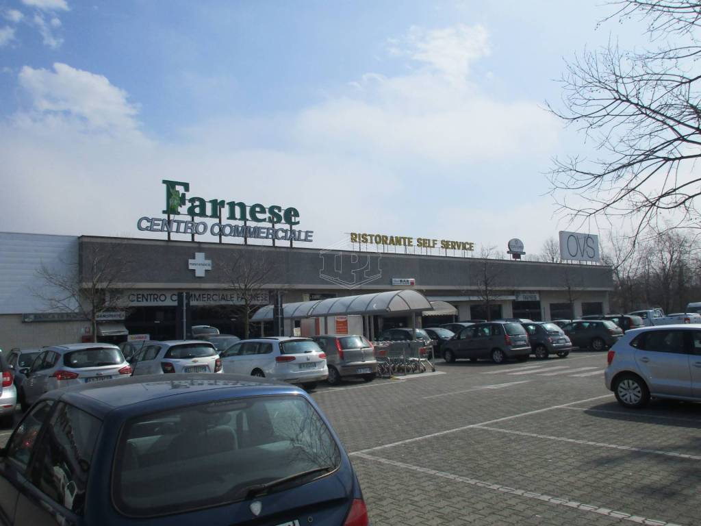 negozio in vendita a Piacenza in zona Infrangibile