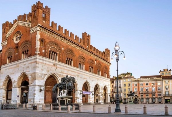appartamento in vendita a Piacenza in zona Centro Storico