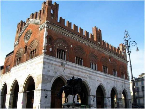 intera palazzina in vendita a Piacenza in zona Centro Storico