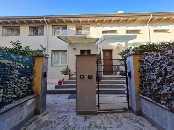 casa indipendente in vendita a Piacenza in zona Farnesiana