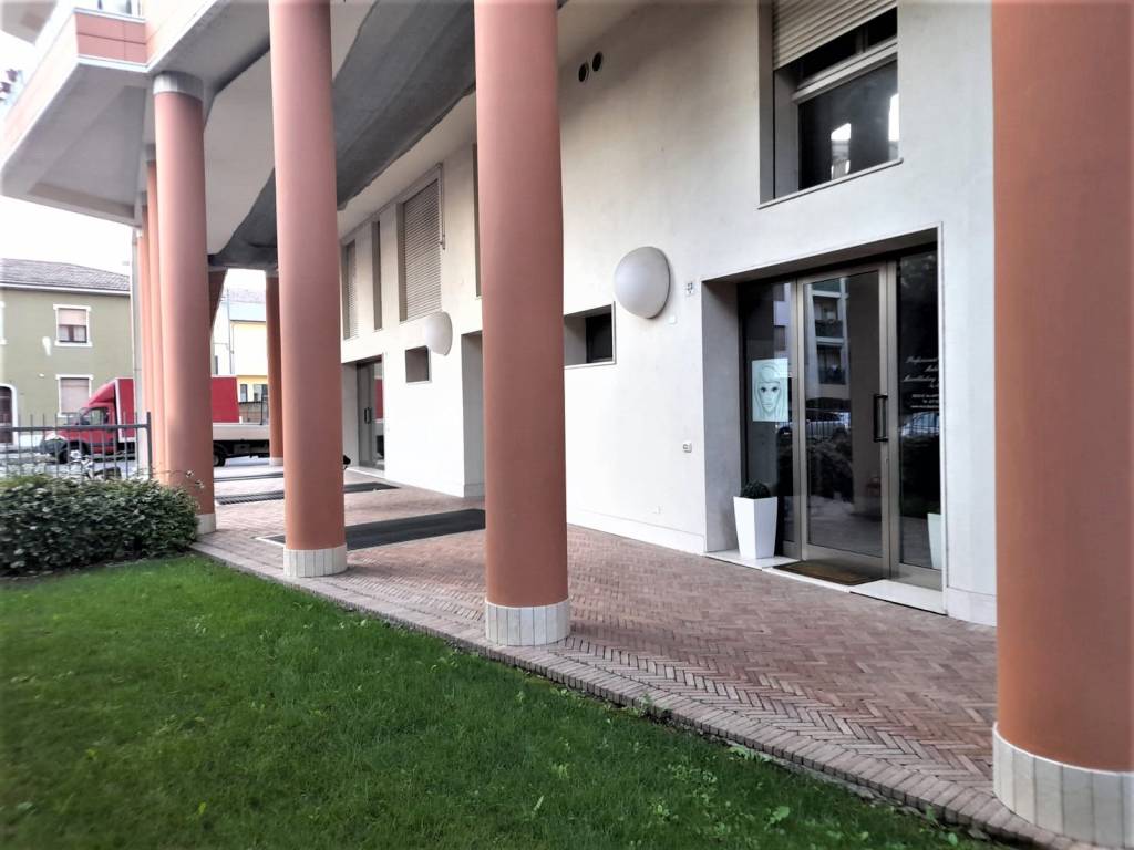 negozio in vendita a Piacenza in zona Caorsana
