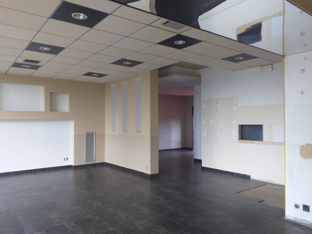 negozio in vendita a Piacenza in zona Vallera