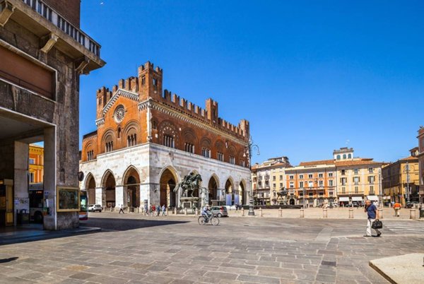 negozio in vendita a Piacenza in zona Centro Storico