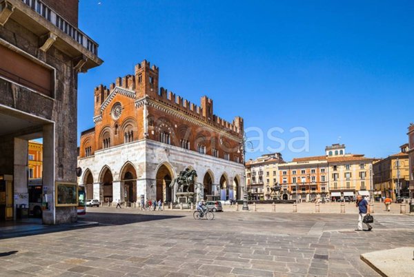 negozio in vendita a Piacenza in zona Centro Storico