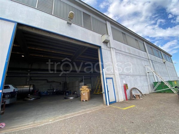 locale commerciale in vendita a Piacenza in zona Montale