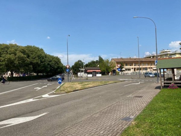 negozio in vendita a Piacenza in zona Farnesiana