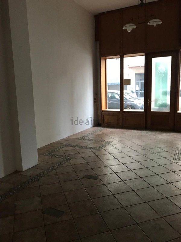 negozio in vendita a Piacenza in zona Belvedere / Quartiere Duemila
