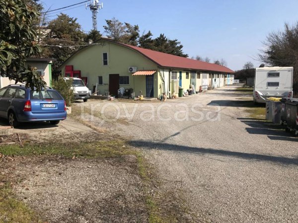 locale commerciale in vendita a Piacenza in zona Infrangibile