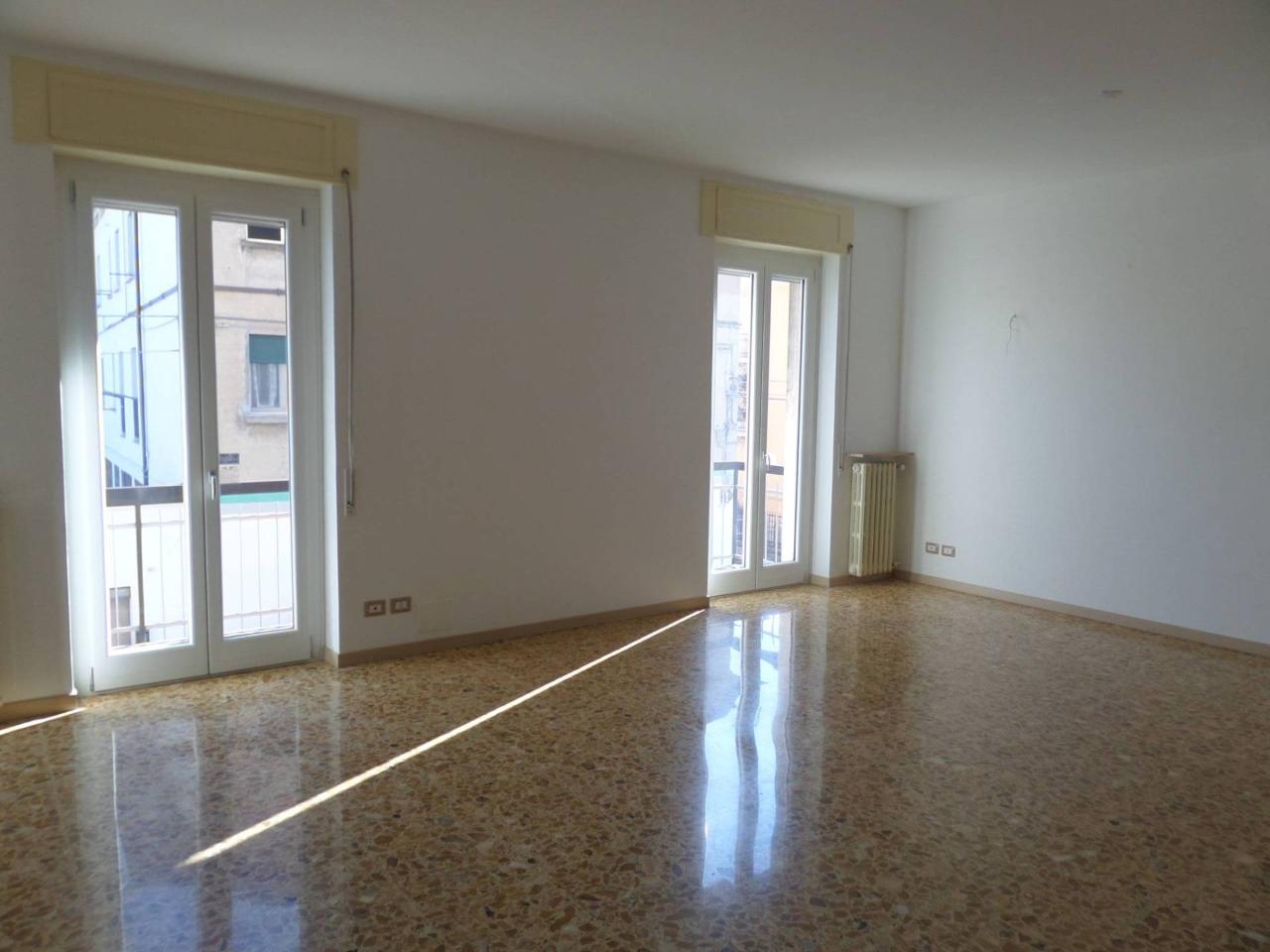 appartamento in vendita a Piacenza in zona Centro Storico