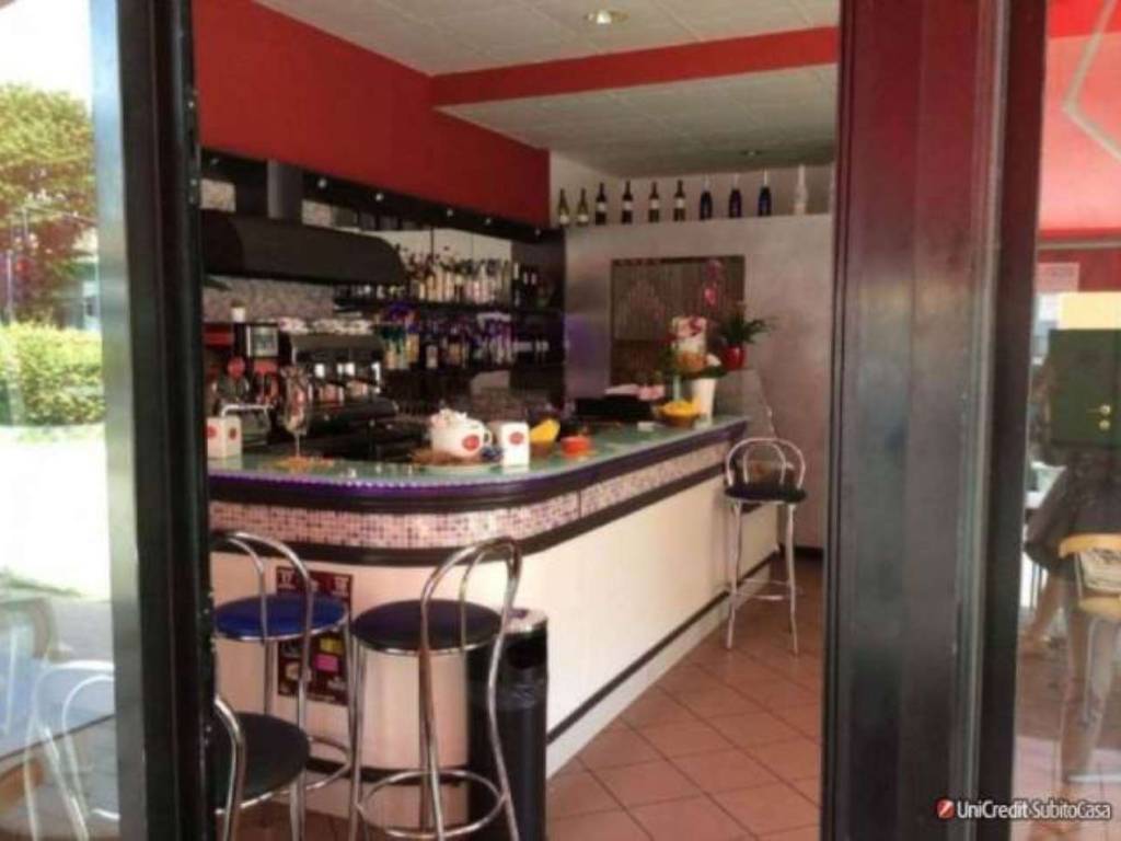 negozio in vendita a Piacenza in zona Farnesiana