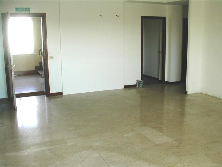 ufficio in vendita a Piacenza in zona Farnesiana